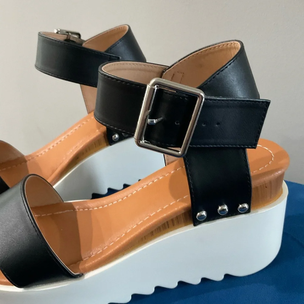 Comfort Est 1946 brand. Black and white sandals size 8.